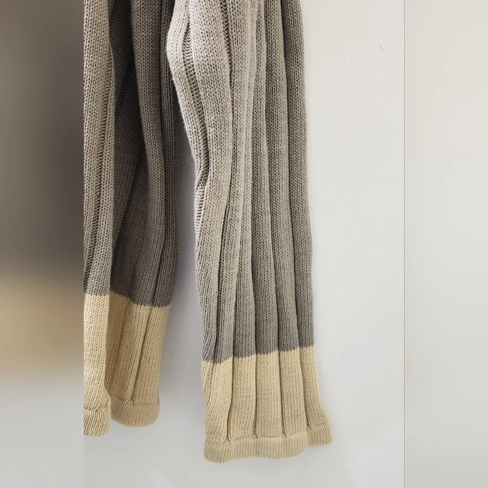 Men's Gray and Tan Sweater‎